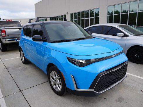 Used 2023 Kia Soul S image 2