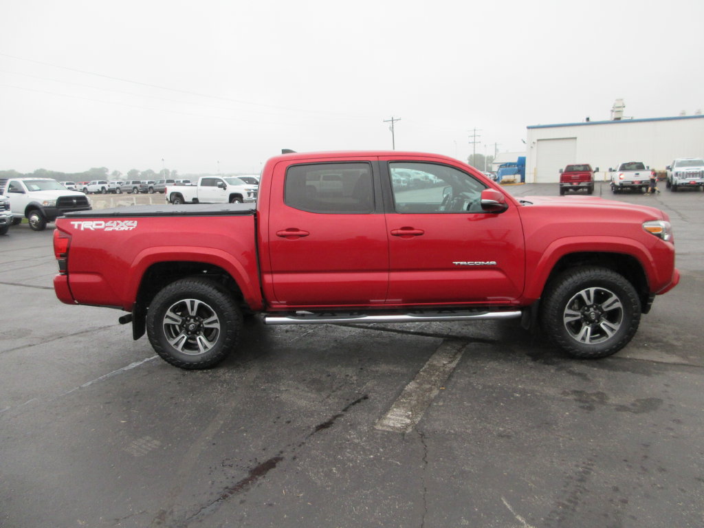 Used 2018 Toyota Tacoma TRD Sport AWD/4WD image 5