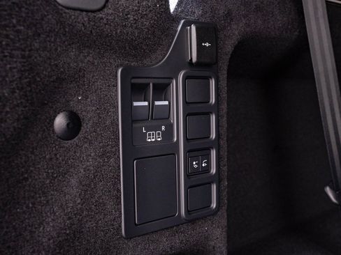 New 2026 Land Rover Discovery S image 24