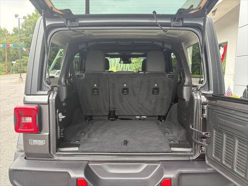 Certified 2025 Jeep Wrangler Unlimited Rubicon w/ Convenience Group AWD/4WD image 11