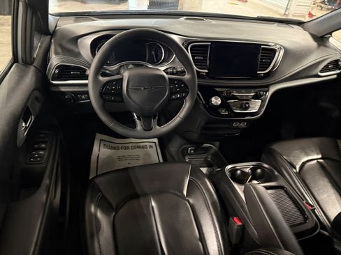 Used 2023 Chrysler Pacifica Touring-L w/ S Appearance Package FWD image 31