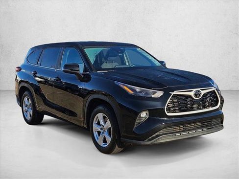 Used 2025 Toyota Highlander LE FWD image 3
