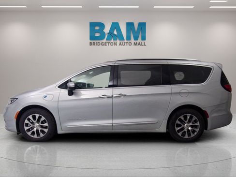 Used 2023 Chrysler Pacifica Pinnacle FWD image 4