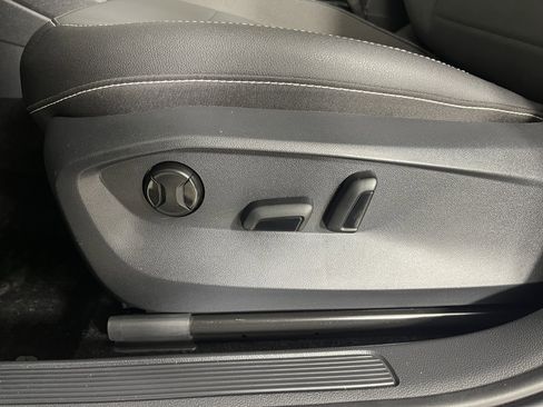 Used 2024 Volkswagen Taos SE image 19