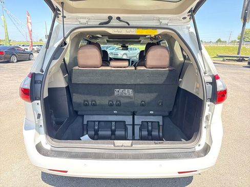 Used 2020 Toyota Sienna Limited Premium w/ Carpet Mat Package FWD image 9