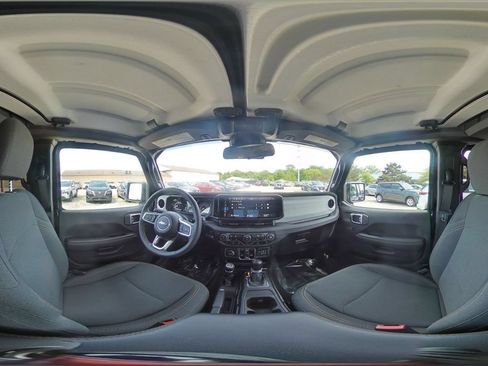 Used 2025 Jeep Wrangler Unlimited Sahara AWD/4WD image 43