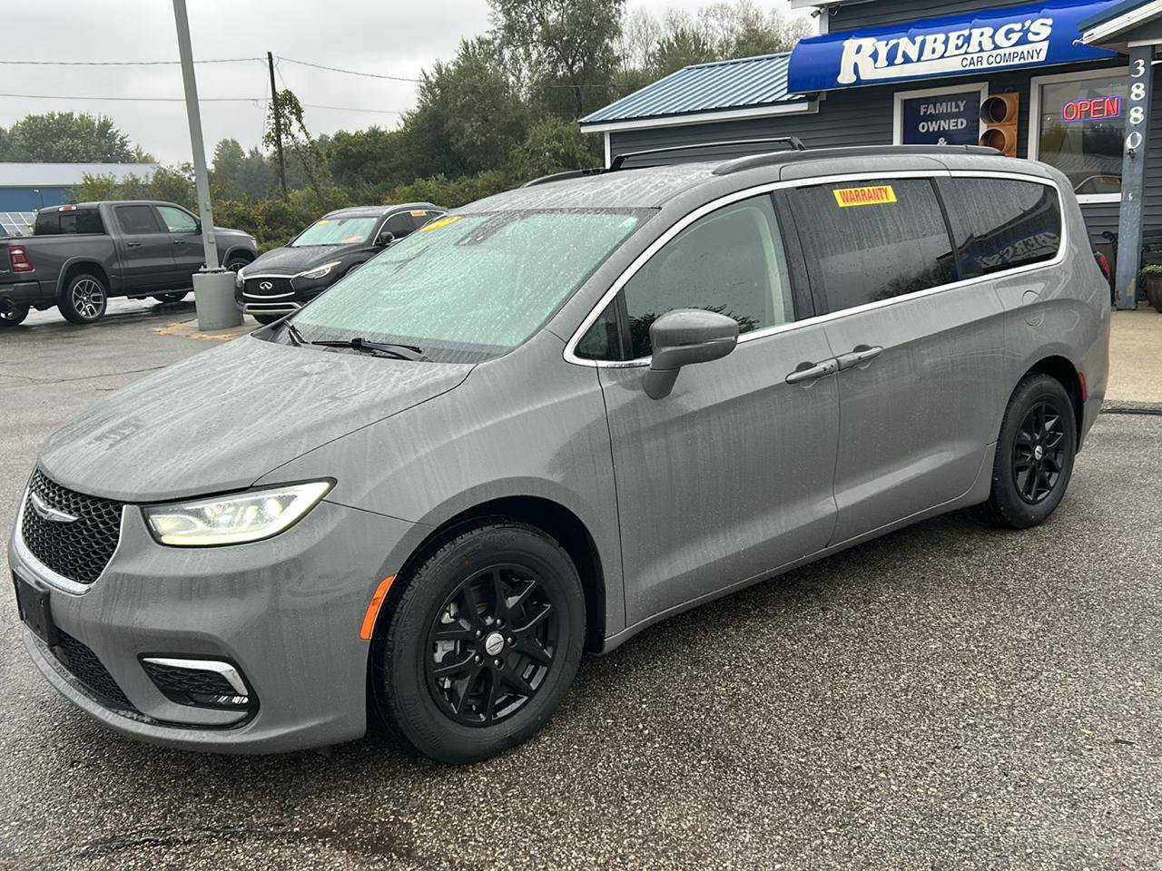 Used 2022 Chrysler Pacifica Touring-L FWD image 1
