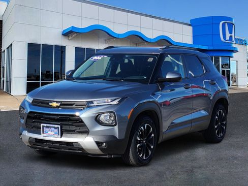 Used 2022 Chevrolet TrailBlazer LT image 2