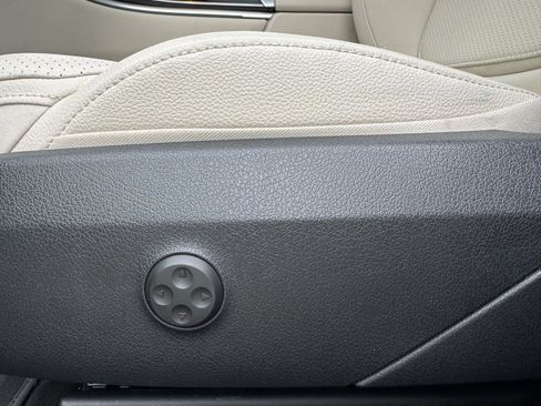 Certified 2025 Mercedes-Benz GLC 300 image 8