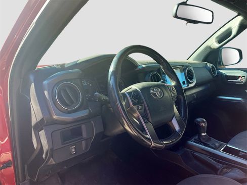Used 2016 Toyota Tacoma TRD Sport image 9