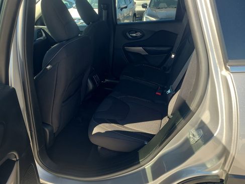 Used 2017 Jeep Cherokee Latitude image 11