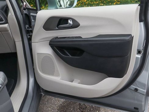 Used 2021 Chrysler Pacifica Touring-L image 48