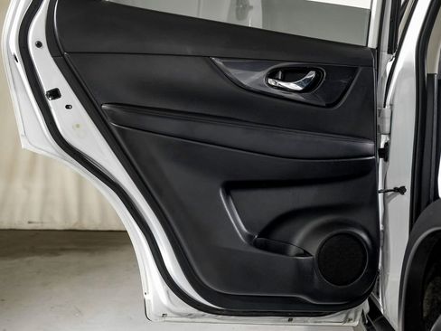 Used 2018 Nissan Rogue SV image 34