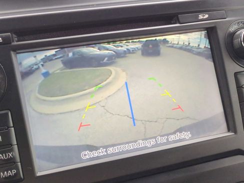 Used 2018 Nissan Titan SV w/ SV Convenience Package image 15