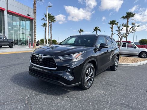 Used 2023 Toyota Highlander XLE FWD image 2