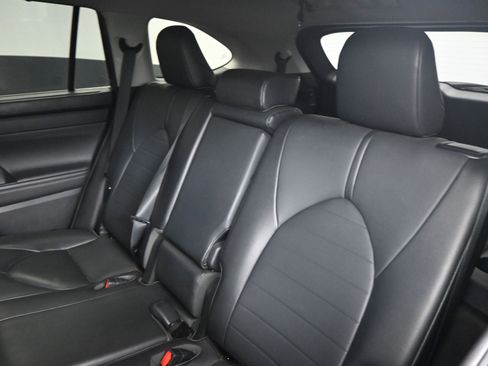 Used 2020 Toyota Highlander XLE image 18