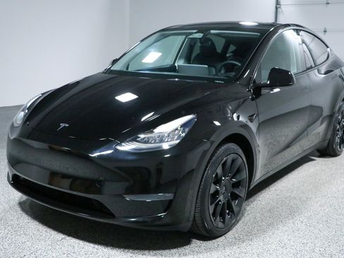 Used 2023 Tesla Model Y Long Range AWD/4WD image 26