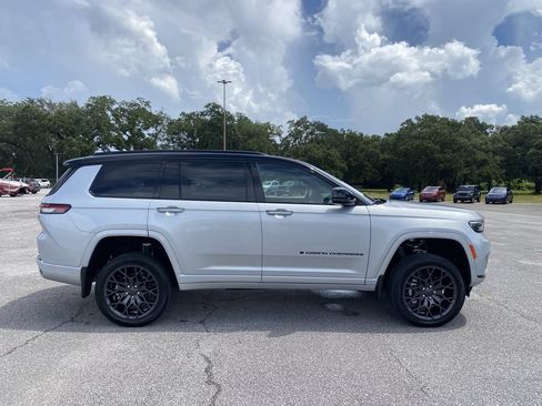Used 2023 Jeep Grand Cherokee L Summit AWD/4WD image 9