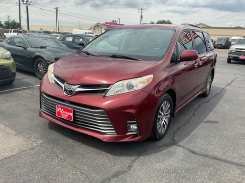 Used 2018 Toyota Sienna XLE w/ XLE Navigation Package FWD image 2
