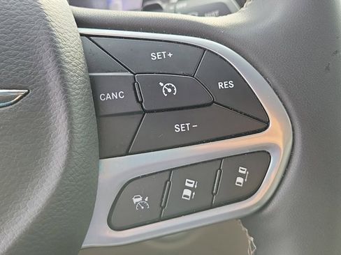 Used 2023 Chrysler Pacifica Touring-L image 25