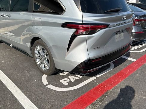 Used 2021 Toyota Sienna Platinum FWD image 4