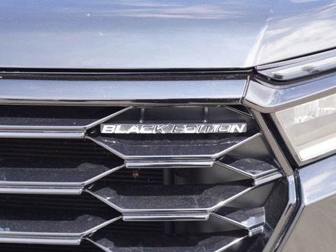 Used 2025 Honda Pilot Black Edition image 9