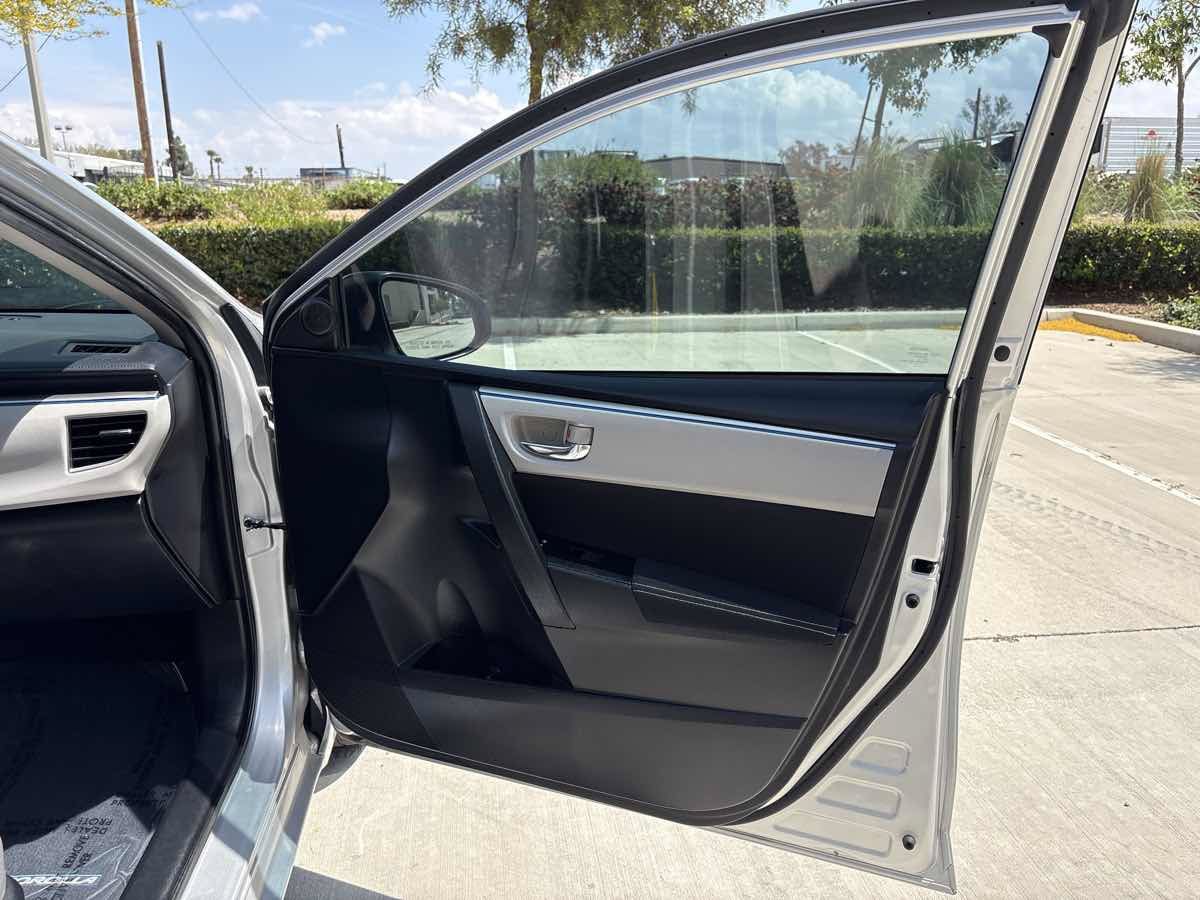 Used 2015 Toyota Corolla LE FWD image 15
