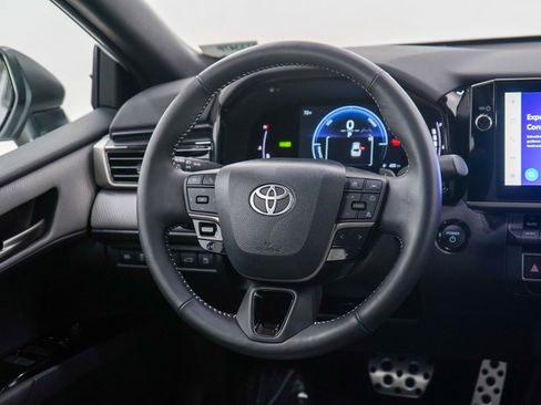 Used 2025 Toyota Camry SE image 13