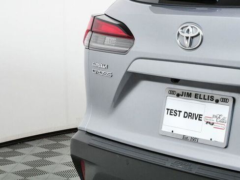 Used 2023 Toyota Corolla Cross XLE w/ Convenience Package AWD/4WD image 10