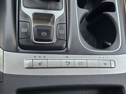 Used 2022 Kia Carnival LX FWD image 21