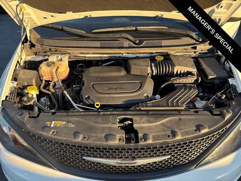 Used 2022 Chrysler Voyager LX FWD image 9