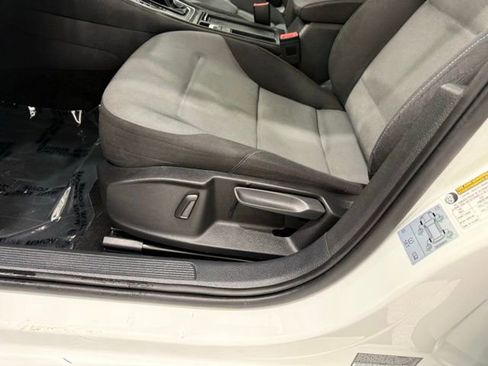 Used 2016 Volkswagen e-Golf SE w/ DC Fast Charging Package image 12