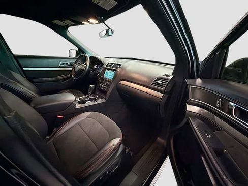 Used 2018 Ford Explorer XLT w/ Equipment Group 202A image 28