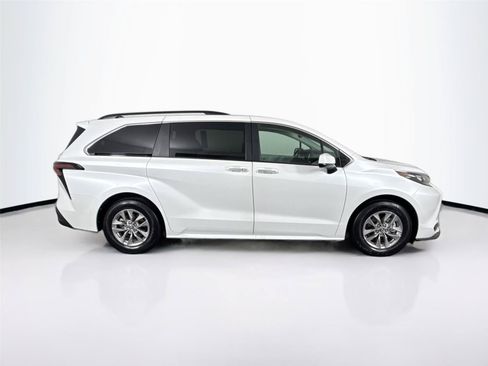 Certified 2026 Toyota Sienna XLE FWD image 11