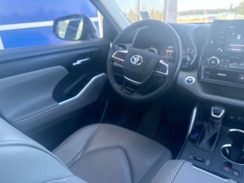 Used 2021 Toyota Highlander XLE AWD/4WD image 12