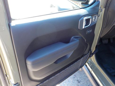 New 2025 Jeep Wrangler Unlimited Rubicon w/ Technology Group image 17