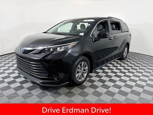 Certified 2025 Toyota Sienna XLE FWD image 3