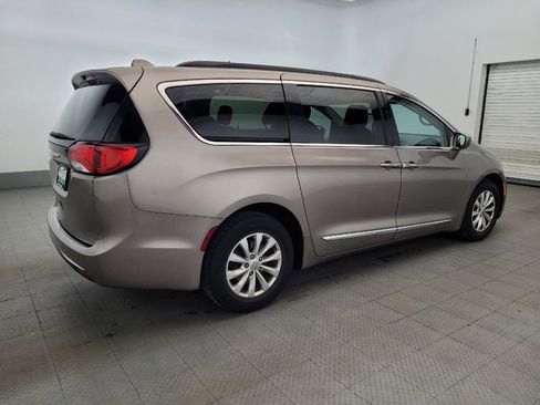 Used 2017 Chrysler Pacifica Touring-L FWD image 10