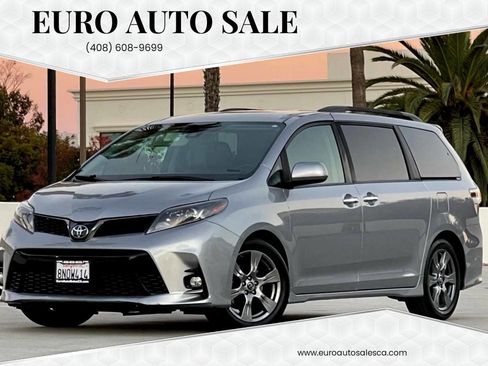 Used 2018 Toyota Sienna SE Premium image 1