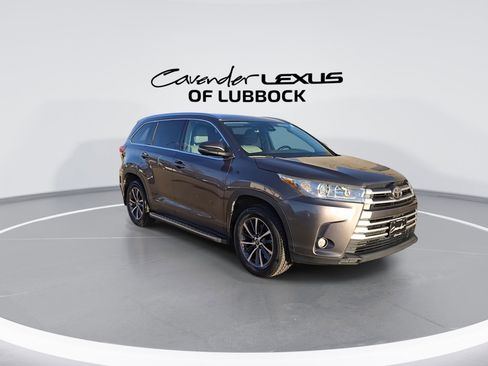 Used 2019 Toyota Highlander XLE image 2