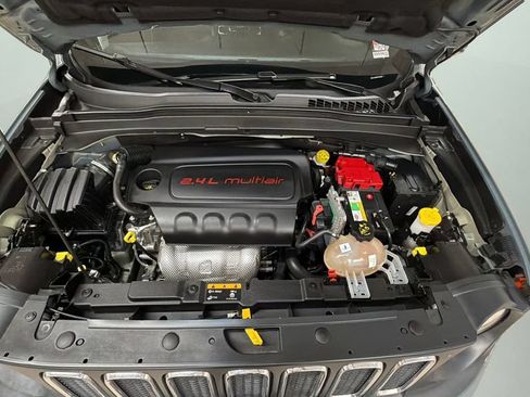 Used 2018 Jeep Renegade Latitude w/ UConnect 8.4 Nav Group FWD image 23
