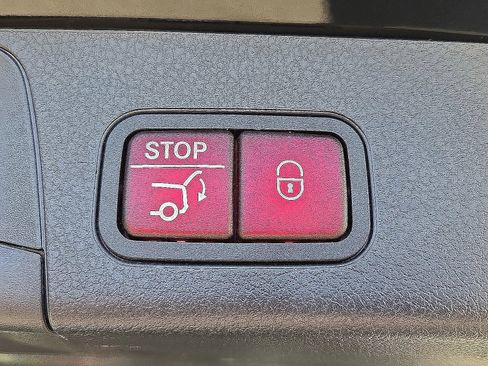 Used 2024 Mercedes-Benz GLB 250 4MATIC image 28