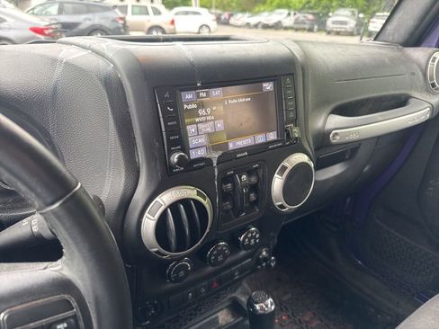 Used 2018 Jeep Wrangler Unlimited Sahara w/ Connectivity Group AWD/4WD image 13