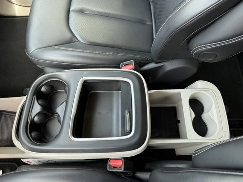 Used 2023 Chrysler Pacifica Touring-L FWD image 31