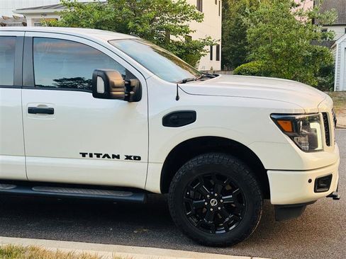 Used 2019 Nissan Titan SV w/ SV Convenience Package image 6