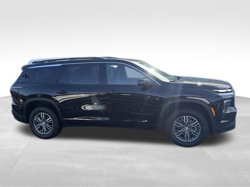 Certified 2025 Chevrolet Traverse LT w/ Driver Confidence Package AWD/4WD image 2