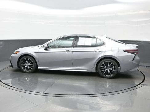 Used 2024 Toyota Camry SE FWD image 3