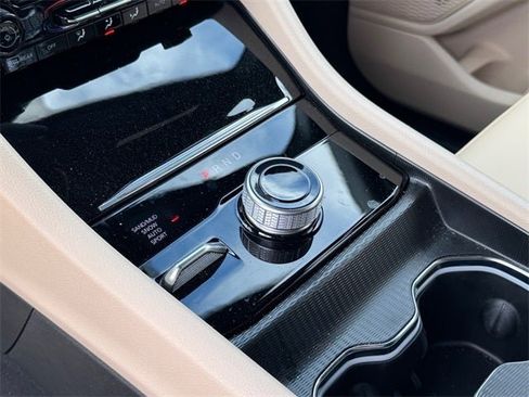 Used 2024 Jeep Grand Cherokee Limited image 20