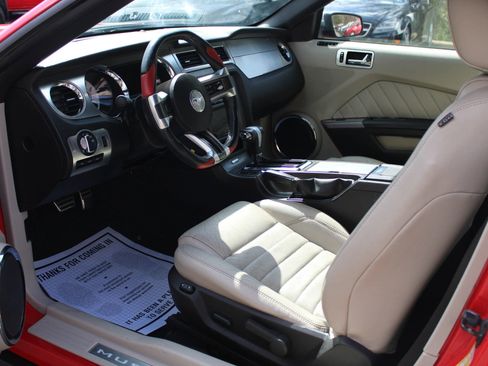 Used 2010 Ford Mustang Convertible image 16