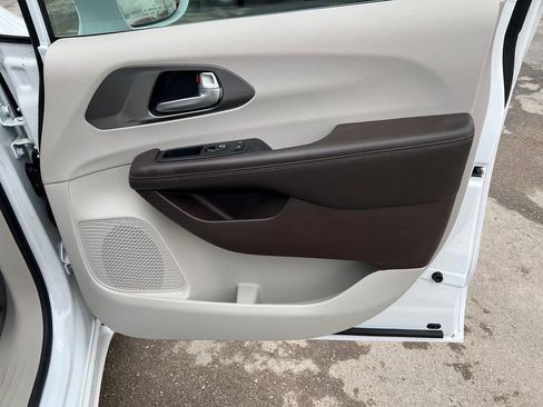 Used 2017 Chrysler Pacifica Touring-L w/ Tire & Wheel Group FWD image 4